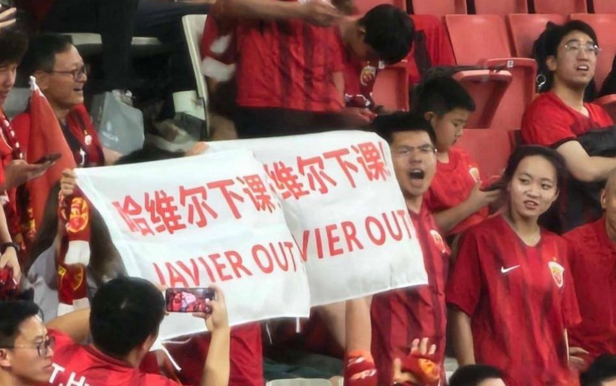 开云体育入口-直播现场：上港对苏宁，球迷热情加油呐喊的简单介绍