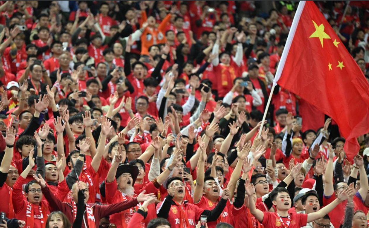 队员团结一心，国内足球联赛狂欢庆祝