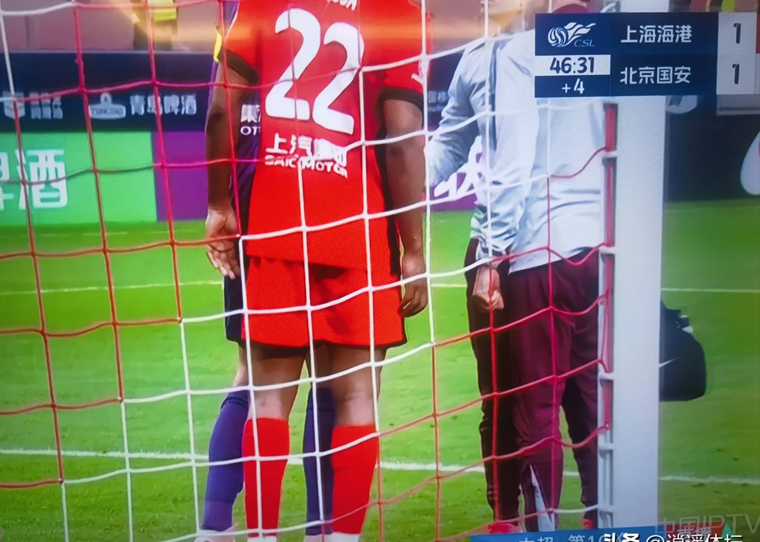 足球赛场拥挤事件频发,安保措施加强 足球赛场拥挤事件频发,安保措施加强