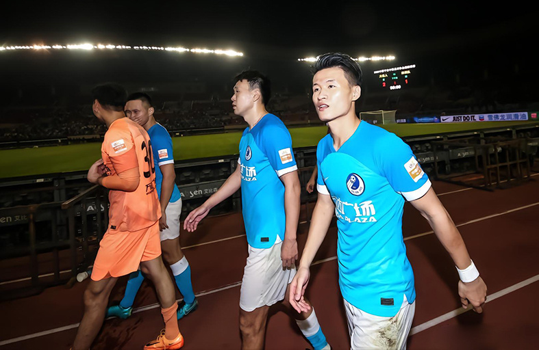 热那亚赢球喜悦，全队士气大振