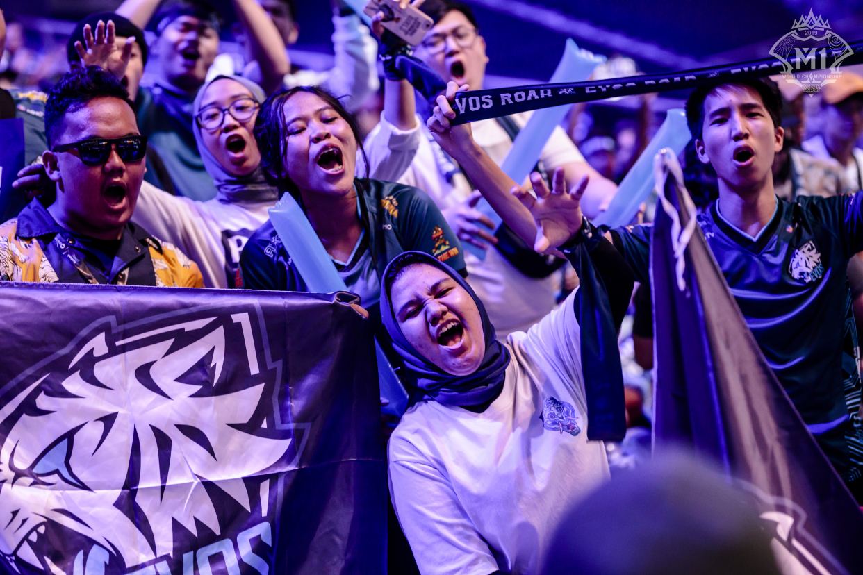 比赛时刻紧张刺激，粉丝尽情呐喊