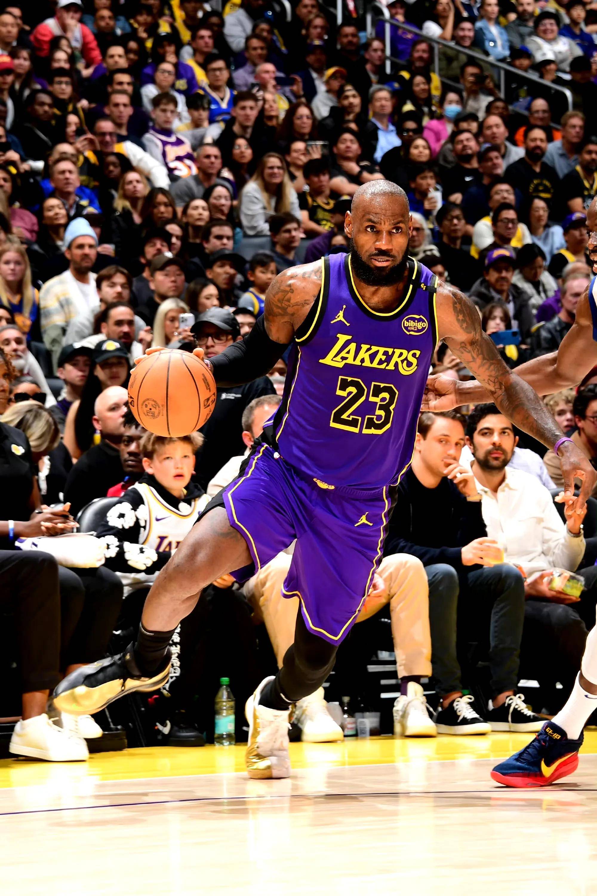 湖人队火力全开，詹姆斯季后赛表现引热议的简单介绍