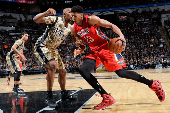 马刺完胜广东队，浓眉哥扛起全队