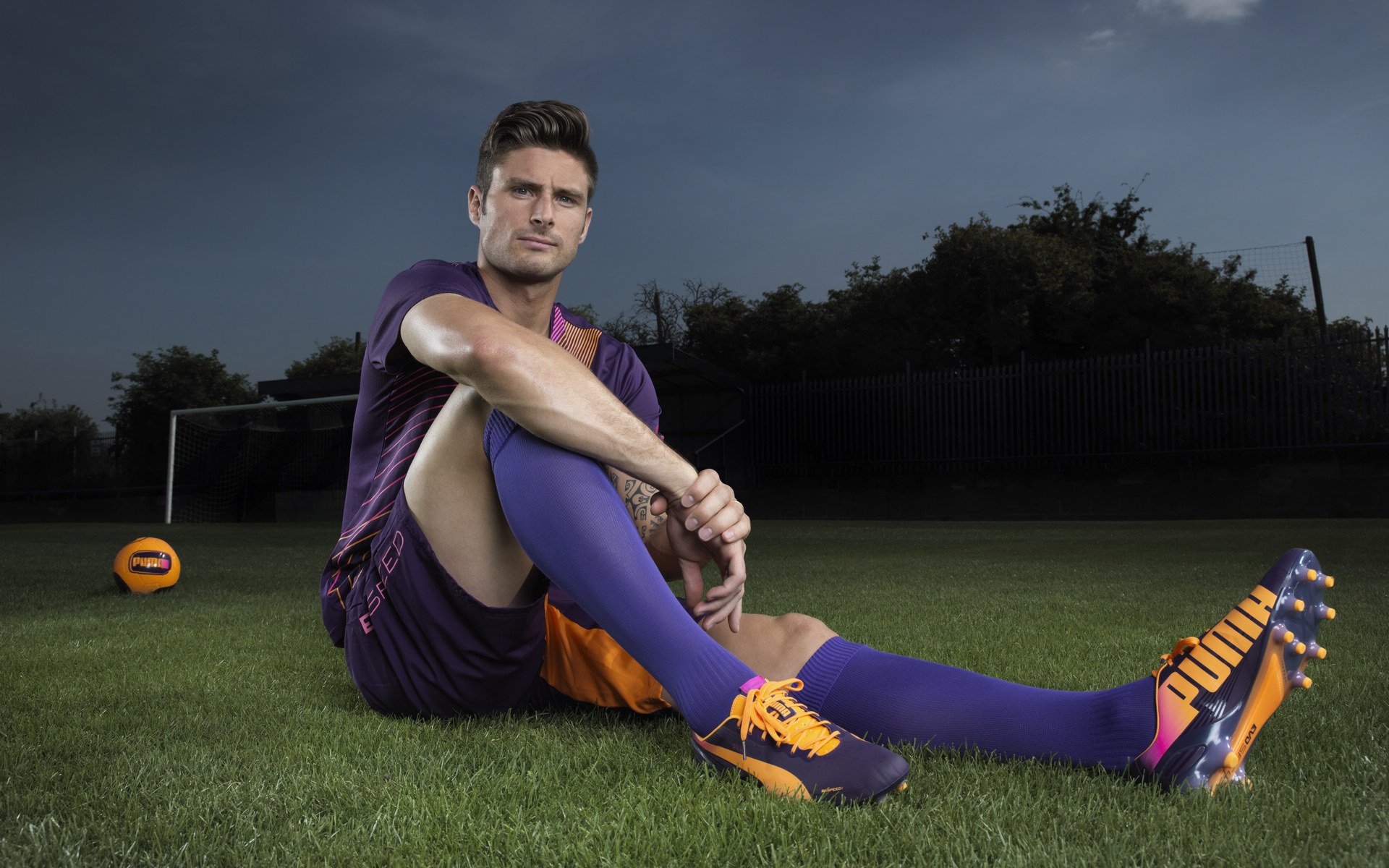 开云体育入口-蓝金刀锋，英格拉姆撕裂的沉默与升腾的意志